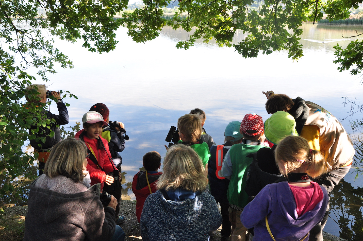 Kinder am Stausee