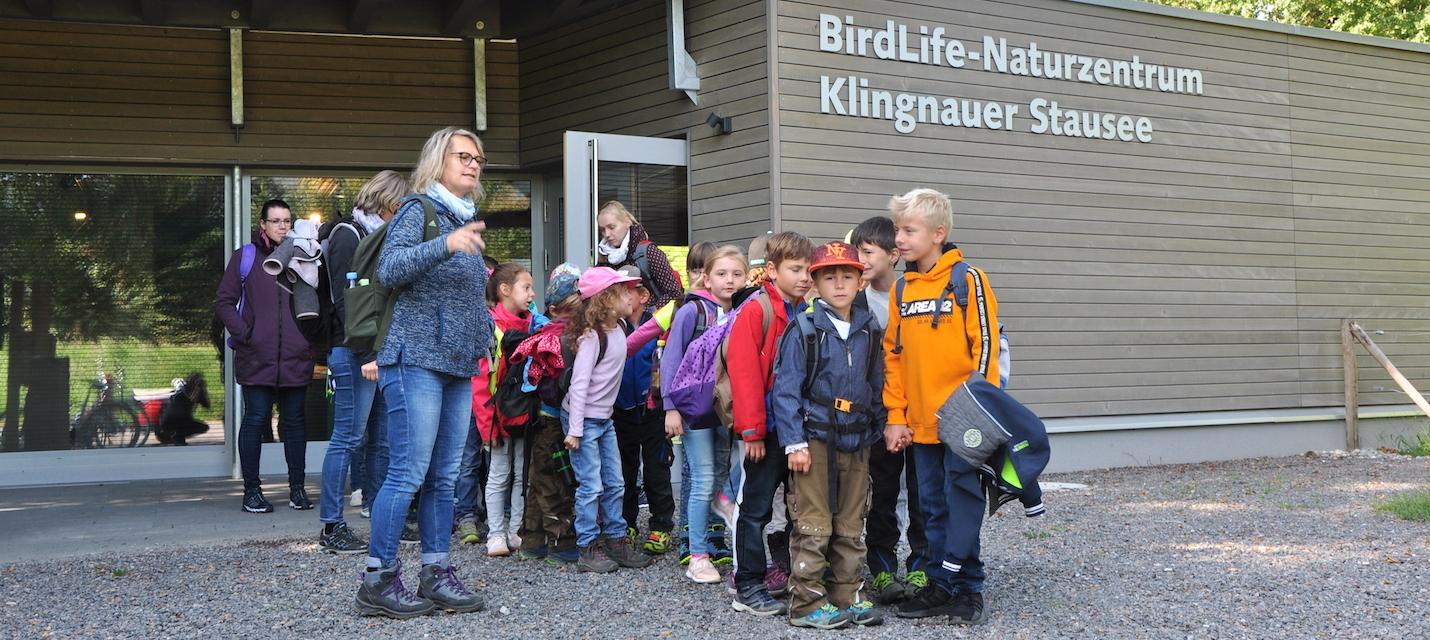 Schulklasse vor dem Naturzentrum
